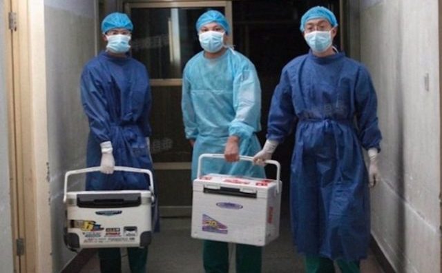 Medici chinezi cu cutii de transport organe, Provincia Henan, 16 august 2012  