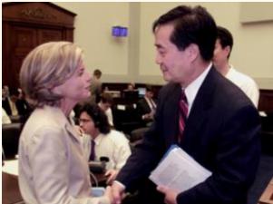 Dizidentul chinez Harry Wu (dreapta) o saluta pe Presedinta Subcomitetului de Operatiuni Internationale si Drepturilor Omului, Ileane Ros-Lehtinen (stanga) la Capitol Hill, 27 iunie 2001. Comitetul a auzit despre cazuri de violare a drepturilor omului si comert ilegala cu organe umane de catre guvernul chinez. 