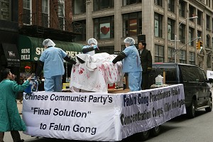 Practicantii Falun Gong reproduc o scena de extragere a organelor intr-o parada in New York City. 