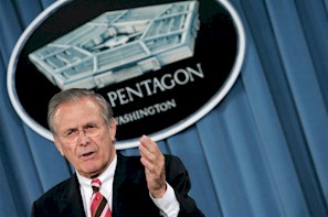 Arlington, VIRGINIA – 11 aprilie 2006: Secretarul american al apararii Donald Rumsfeld vorbind in timpul unui buletin de stiri la Pentagon. Rumsfeld a refuzat sa faca speculatii asupra unui posibil atac militar in Iran. (FOTO - Alex Wong / Getty Images)