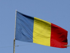 Drapelul Naţional a fost înălţat vineri în Piaţa Tricolorului din Capitală, într-o ceremonie la care a participat premierul Emil Boc.