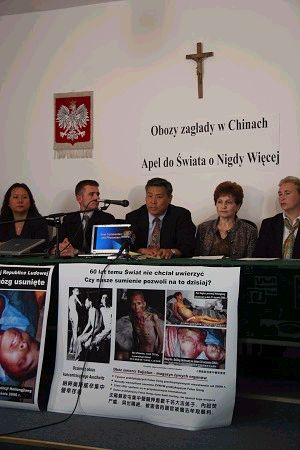 AUSCHWITZ – Profesorul Sen Nieh, inconjurat de 3 invitati si moderatorul forumului, discuta la forumul “Niciodata din nou: Apel catre Lume,” desfasurat la Auschwitz la 9 mai 2006, despre recoltarea ilegala de organe in lagare mortii din China. 