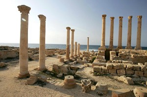 Columne ale unei vile antice pe tarmul Marii Mediteraniene, parte a ruinelor unei fortarete romane din Sabratha. Arheologii egipteni sustin ca au descoperit ceea ce par a fi ruinele unui oras roman scufundat in Marea Mediteraneana. 
