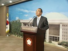 In dimineata zilei de 16 mai, Park Jae Wan – membru al Parlamentului Corean se adreseaza presei cu privire la colectarea de organe in China