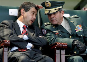 Bogota, COLUMBIA: Ministrul apararii columbian Camilo Ospina (stanga) discutand cu generalul Mario Montoya in timpul unei ceremonii militare la 22 februarie 2006 la Bogota. 