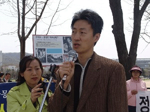 Li Song, presedintele filialei din Japonia a Aliantei Chineze pentru Democratie, in timp ce lua cuvantul cu ocazia unei demonstratii – “Atata timp cat PCC va exista, noi vom continua sa ii expunem crimele” a declarat Li 