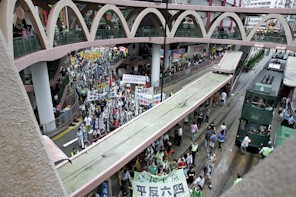 Hong Kong, CHINA: Cei care lupta pentru democratie marsaluiesc pe strazile din Hong Kong, 28 May 2006. Sute de sustinatori ai democratiei au marsaluit pe strazi intr-o demonstratie, inainte de cea de-a 17 comemorare a victimelor masacrului din Piata Tiananmen, din 4 Iunie (LAURENT FIEVET / AFP / Getty Images)