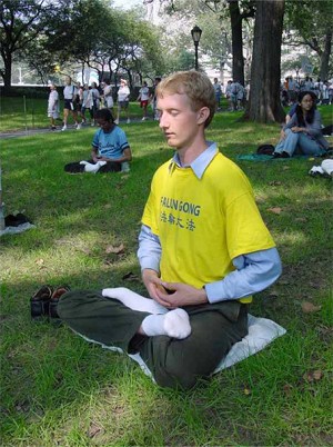 Un practicant Falun Gong care practica un exercitiu de meditatie. Falun Gong este o scoala de qigong facuta publica in China si cu efecte puternice asupra moralitatii, psihicului si conditiei fizice. 