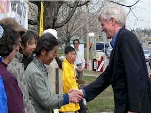 David Kilgour dand mana cu practicanti Falun Gong 