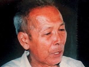 Seful militar notoriu al Khmerilor Rosii - Ta Mok in 1998 in casa sa din Anlong Veng, cu doua saptamani inaintea mortii fostului lider Pol Pot. 