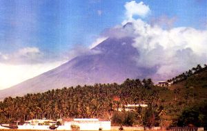 Muntele Mayon in Albay, Filipine in timpul unei eruptii precedente in februarie 1993, in care au murit sau disparut peste 50 de oameni. 