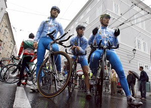 Salzburg, AUSTRIA: Echipa italiana de ciclisti asteapta sa ia startul in sesiunea de antrenament, in Salzburg, 19 Septembrie 2006. (FRANCK FIFE / AFP / Getty Images)
