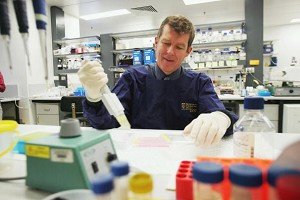 Profesorul Ian Frazer lucreaza intr-un laborator medical in Spitalul PA din Brisbane, Australia. El a finalizat un vaccin pentru prevenirea cancerului cervical. 