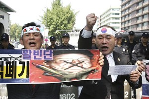 Demonstrantii sud coreeni participa la un mars de protest anti-Nord in Seul, Coreea de Sud. 