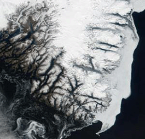 Stratul masiv de gheata al Groenlandei a pierdut in perioada recenta aproape 100 de gigatone de gheata anual, o mare parte din pierderi avand loc in regiunile joase de-a lungul coastei sud-estice a continentului, incluzand fasia sudica (prezentata in imagine). (NASA MODIS Land Rapid Response Team)