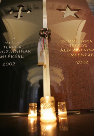 Budapesta, UNGARIA: Omagiu adus la monumentul de marmura ridicat in memoria victimelor nazismului si comunismului, la muzeul numit "Casa terorii", in centrul comercial al Budapestei, 2 noiembrie 2006. 