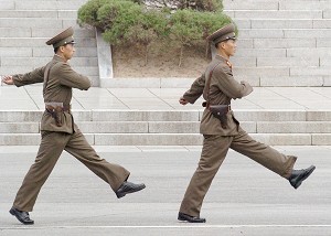 Soldatii nord-coreeni marsaluiesc in satul Panmunjom in zona demilitarizata care separa cele doua Coree de la razboiul coreean, in nordul Seulului. 
