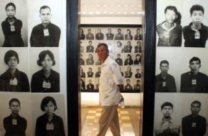 Phnom Penh, CAMBODGIA: Vizitator in Muzeul Genocidului Tuol Sleng, in Phnom Penh, 26 iunie 2006. Pot fi vazute imagini ale victimelor genocidului Khmerilor Rosii. 