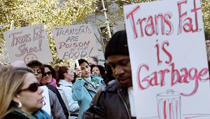 Demonstranti participa la o actiune impotriva grasimilor trans la 30 octombrie 2006 in New York City. Departamentul de sanatate al orasului desfasoara audieri publice asupra unei interdictii propuse pentru grasimile trans. 