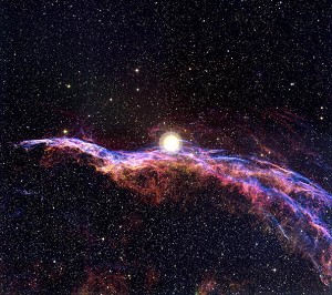 Supernovele au fost folosite de astrofizicieni pentru a determina varsta universului si misterioasele energii care il stabilizeaza. Sunt ilustrate ramasitele uneia sau chiar doua supernove care au explodat in urma cu 15.000 de ani la o distanta de 2500 ani lumina de pamant in directia constelatiei Cygnus, Lebada. Steaua stralucitoare din centrul imaginii cunoscuta ca Cygnus 52 nu este asociata cu supernova. 