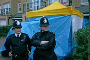 LONDRA, Regatul Unit: Politia britanica pazeste intrarea in casa fostului spion rus, Alexander Litvinenko, in nordul Londrei, 24 Noiembrie 2006. 