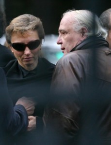 LONDRA, Regatul Unit: Marina Litvinenko, (s) sotia fostului spion rus, Alexander Litvinenko vorbind cu disidentul rus Vladimir Bukovsky (d) in timp ce participa la funerariile lui Alexander Litvinenko la cimitirul Highgate in Londra, 07 Decembrie 2006. 