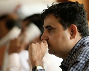 Mumbai, India: Un broker pare nervos in timpul unei zi de activitate in Mumbai, 4 ianuarie 2007. Anxietatea este o stare emotionala, caracterizata prin schimbari somatice si comportamentale. (INDRANIL MUKHERJEE / AFP / Getty Images)
