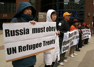Canadienii protesteaza impotriva deportarii de catre Rusia a unei refugiate politice din China, protejata de O.N.U., si a fiicei ei. Un astfel de protest a avut loc vineri in fata consulatului rusesc din Toronto, Canada, 30 martie 2007. (Jan Jekielek / The Epoch Times)