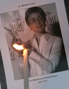 O fotografie a jurnalistei Anna Politkovskaya, alaturi de o lumanare aprinsa in amintirea sa, in fata Ambasadei Rusiei in USA, 16 octombrie 2006, in Washington DC. 