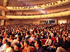 Publicul a fost martorul unui spectacol in care cintecul si dansul traditionale chineze s-au impletit intr-un mod cu totul grandios 