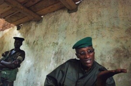 Aceasta fotografie este facuta la 4 martie 2007 in Kirolirwe, 60 km nord-vest de Goma, si il prezinta pe fostul general Laurent Nkunda vorbind din baza sa din munti. (LIONEL HEALING / AFP / Getty Images)