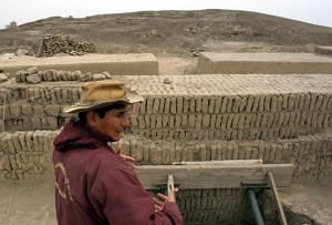 Arheologul Jose Cencho arata locul unde a fost descoperita o mumie ce apartine culturii Wari (secolul VII), la Waca Pucllana, in Lima, 20 octombrie 2005. 