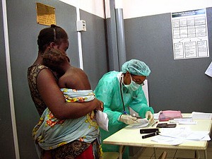 O femeie isi duce copilul la Spitalul David Bernardino din Luanda pentru testare. 