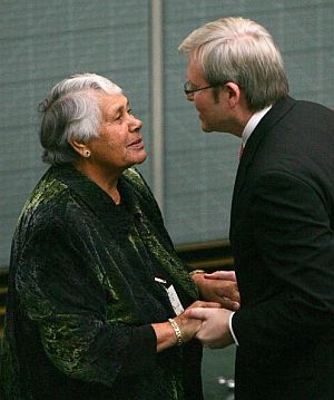 Aborigenul australian proeminent Lowitja O’Donoghue (st) discuta cu primul ministru australian Kevin Rudd dupa un discurs in care acesta a prezentat oficial scuze pentru nedreptatile suferite in trecut de populatia aborigena, 13 februarie 2008. 