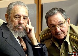Fidel si Raul Castro. 