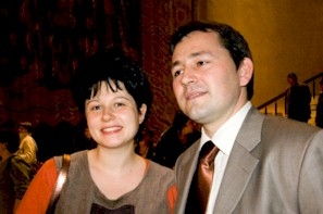 Dl. Narcis Dragomir, avocat din Bucuresti, alaturi de sotia sa - incantati de spectacolul Shen Yun. 