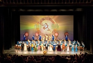Artistii sunt aplaudati la finalul celui de-al doilea spectacol al Companiei Shen Yun Performing Arts sustinut la Teatrul National din Bucuresti in 8 aprilie 2008. (Jan Jekielek / The Epoch Times)