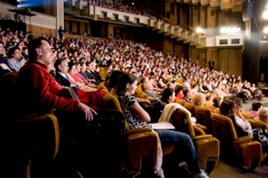 Publicul a fost foarte impresionat de spectacolul de inalta clasa oferit de Compania de artisti Divine Perforing Arts, luni seara la Teatrul National din Bucuresti. (Jan Jekielek / The Epoch Times)
