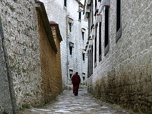Un calugar trece pe langa manastirea Sera din Lhasa, 22 iunie 2008, Tibet. 