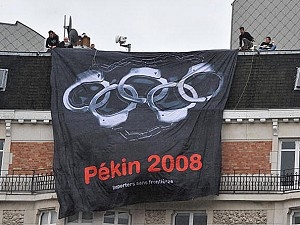 Grupul Reporteri Fara Frontiere afiseaza un banner care cere boicotarea Jocurilor Olimpice din Beijing 2008. 