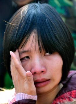 Zeng Jinyan, sotia activistului chinez pentru drepturile omului Hu Jia, plangea in fata unui tribunal dupa ce sotul ei a fost condamnat la 3 ani si 6 luni de inchisoare in aprilie 2008. 