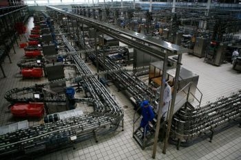 O linie de productie de lapte la o unitate a Yili Industrial Group Company in Huhehot, Regiunea Autonoma a Mongoliei Interioare, China. 