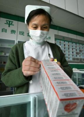 Angajata a unui dispensar din Beijing aranjeaza medicamentele. 