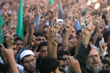 Suporteri ai organizatiei teroriste Hamas ridica miinile si striga sloganuri in timpul unui protest in lagarul de refugiati de la Jabalia, linga orasul Gaza, 7 noiembrie 2008. Demonstratiile au protestat impotriva arestarea mai multor militanti islamisti da catre de autoritatea palestiniana a lui Mahmoud Abbas