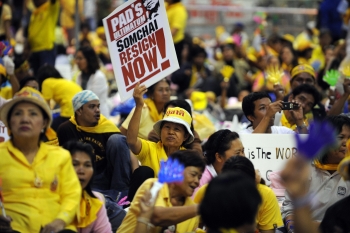 Protestatari anti-guvernamentali asculta discursurile conducatorilor lor la primele ore ale zilei de 30 noiembrie, 2008 in incinta aeroportului international Suvarnabhumi in Bangkok. Exploziile de la primele ore ale zilei de 30 noiembrie in locuri ocupate de protestatari anti-guvernamentali au ranit cel putin 51 de oameni. 