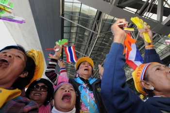 Protestatarii antiguvernamentali izbucnesc in lacrimi de bucurie in timp ce sarbatoresc o decizie a curtii impotriva partidului de guvernamant in timpul unei demonstratii la aeroportul international Suvarnabhumi din Bangkok, 2 decembrie 2008.