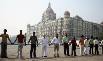 Zeci de mii de persoane au format vineri un lanţ uman "pentru pace" la Bombay, după atacurile teroriste care au avut loc la sfârşitul lunii noiembrie în capitala economică a Indiei 