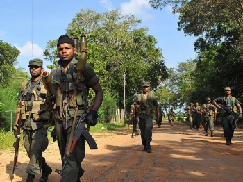 Trupe din Sri Lanka patruleaza in capitala politica a Tigrilor Tamil, Kilinochchi, aflata la aproximativ 330 de kilometri nord de Colombo. 