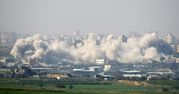 Fum deasupra Fasiei Gaza in urma atacurilor israeliene din 12 ianuarie, 2009. 