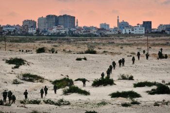 Fortele armate de rezerva israeliene intra in Fasia Gaza. Imagine oferita de Fortele de Aparare Israeliene (IDF).